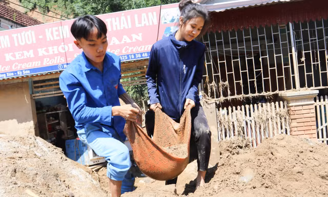 Sắc xanh tình nguyện chung tay giúp người dân vùng lũ quét