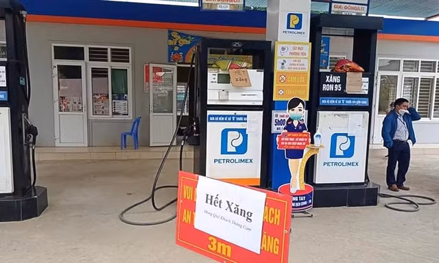 Vụ hàng loạt cửa hàng treo biển 'hết xăng': Do không được cung cấp theo nhu cầu?