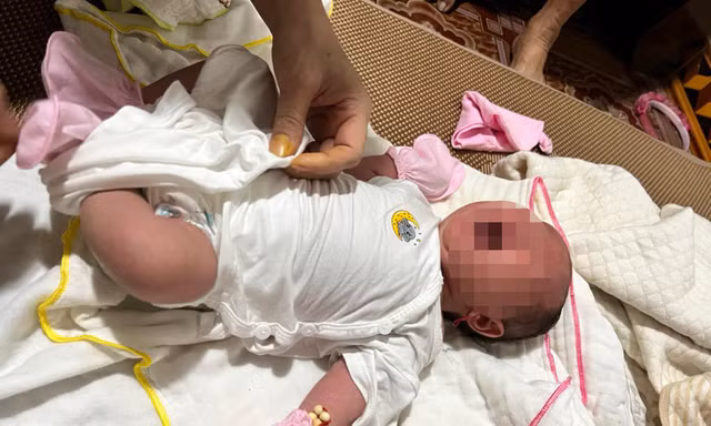 Bé gái sơ sinh bị bỏ rơi trước cổng nhà dân cùng mảnh giấy nhờ chăm sóc