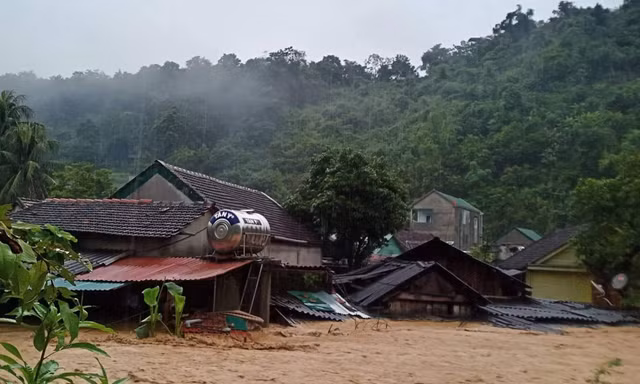Lũ kinh hoàng đổ về huyện miền núi Nghệ An, 3 ngôi nhà bị cuốn trôi
