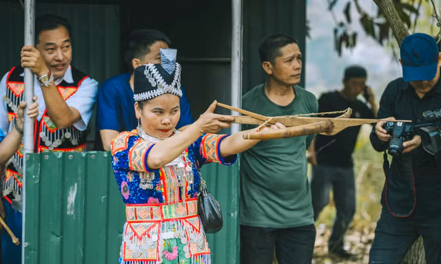 Xem phụ nữ miền biên viễn thi bắn nỏ, ném còn ở lễ hội Pu Nhạ Thầu