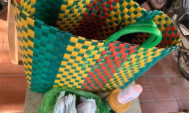 Bé sơ sinh bị bỏ rơi trước nhà dân ở Nghệ An trong đêm