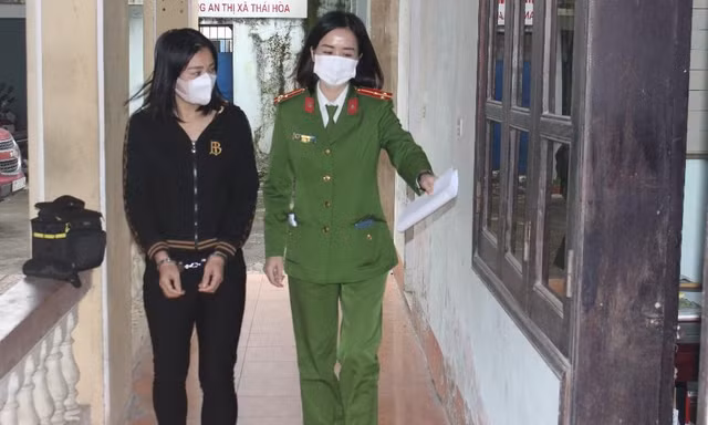 Vũ Thị Hà Phương tại cơ quan công an