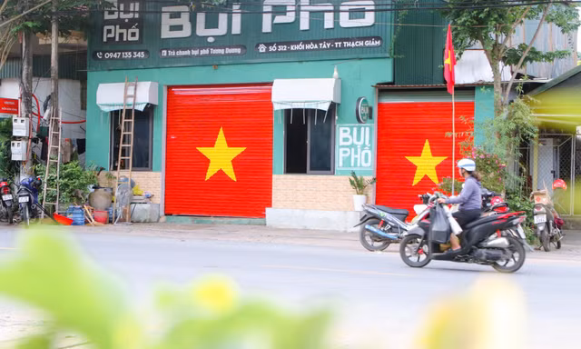 Cờ Tổ quốc phủ khắp thôn làng đến thành thị 