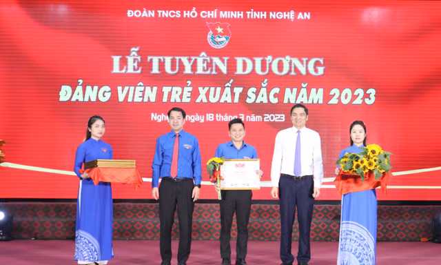Tỉnh Đoàn Nghệ An tuyên dương đảng viên trẻ xuất sắc