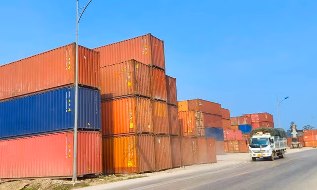 Kinh hãi 'núi container' nằm bên tỉnh lộ đe dọa người đi đường