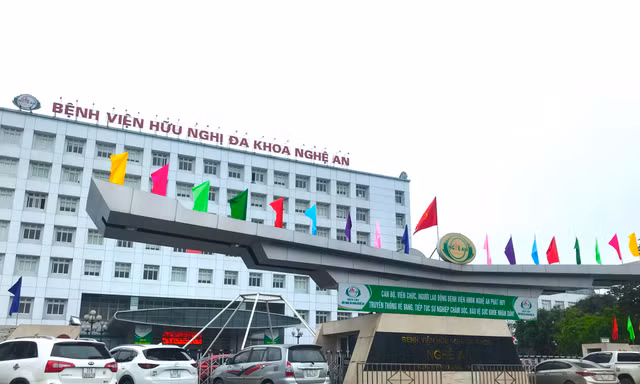 Bệnh viện lớn nhất Bắc Trung Bộ chiếm dụng đất, lập barie làm bãi gửi xe