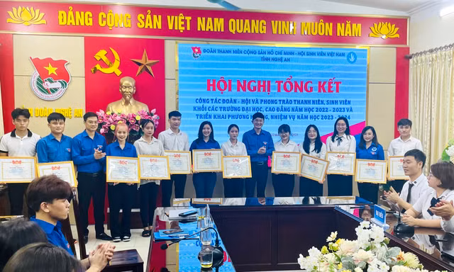 Tỉnh Đoàn Nghệ An tặng bằng khen 89 tập thể, cá nhân xuất sắc trong phong trào thanh niên