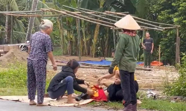 Bà con dân bản đỡ đẻ cho sản phụ ngay bên đường quốc lộ