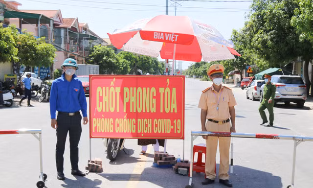 13 chốt 'lá chắn' phòng chống dịch làm nhiệm vụ dưới 'trời đổ lửa'