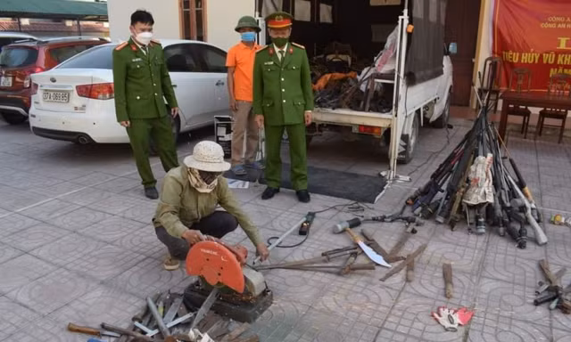 Tiêu hủy hàng trăm súng tự chế và dao kiếm 