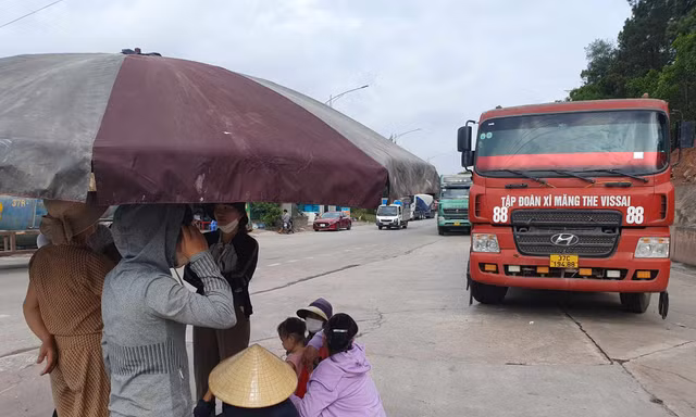 Vì sao người dân tập trung chặn xe vào cảng biển quốc tế ở Nghệ An?