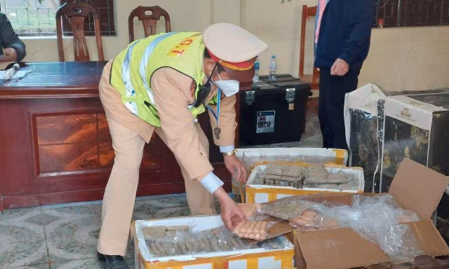 Kiểm tra xe khách phát hiện 500 kg xúc xích, giò chả bốc mùi hôi thối