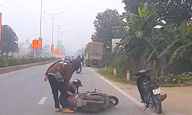 Clip người đàn ông chạy xe máy cướp điện thoại của cô gái đi đường ở Nghệ An
