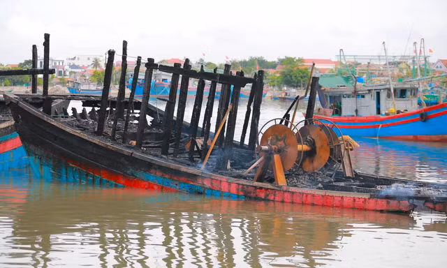 Khẩn trương làm rõ nguyên nhân vụ cháy hàng loạt tàu cá ở cảng, thiệt hại hơn 20 tỷ đồng