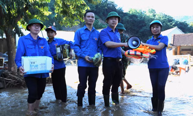 Tỉnh Đoàn Nghệ An hỗ trợ, trao quà động viên người dân vùng lũ quét 