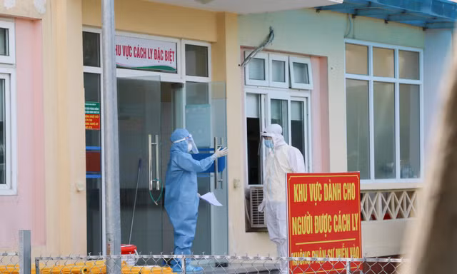 Nữ nhân viên y tế dương tính với SARS-CoV-2 trong khu cách ly