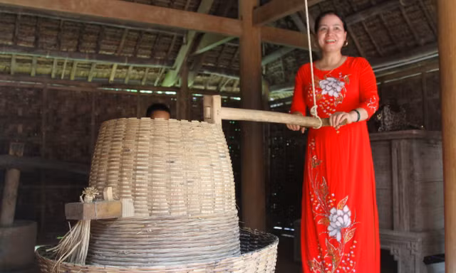 Về thăm quê Bác, thích thú trải nghiệm xay lúa, giã gạo