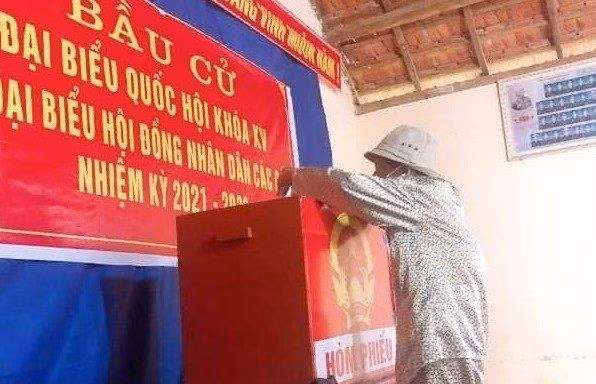 Những cử tri hơn 100 tuổi vững vàng đi bỏ phiếu trong ngày hội non sông