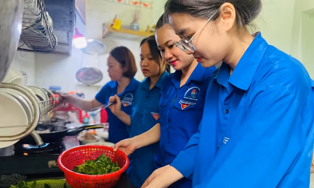 Thanh niên nấu cơm, làm xe ôm miễn phí tiếp sức sĩ tử vượt vũ môn