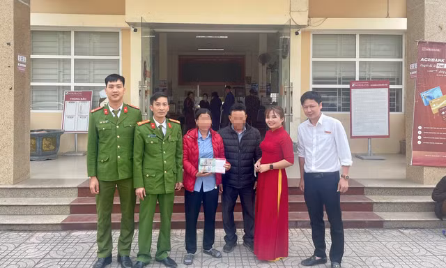 Nhờ công an xã, người phụ nữ lấy lại được 1 tỷ đồng đã chuyển cho kẻ mạo danh Đội trưởng điều tra
