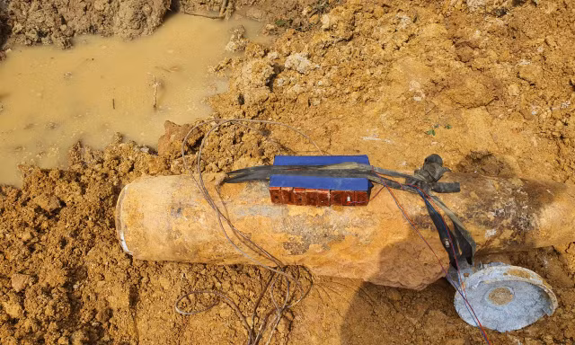 Đào đất trong vườn, tá hỏa phát hiện quả bom còn nguyên ngòi nổ