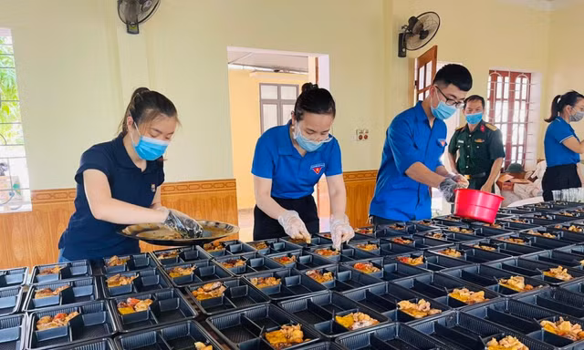 Nhìn gần bữa ăn của lực lượng tuyến đầu và bệnh nhân COVID-19 ở Bệnh viện dã chiến Nghệ An