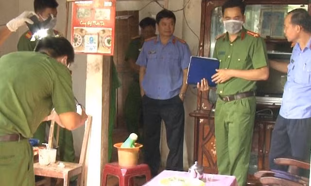 Người bố đâm chết con gái cùng bạn trai rồi uống thuốc sâu tự vẫn 