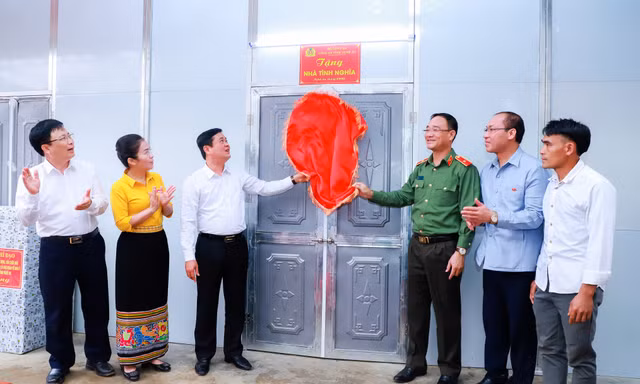 Bàn giao những căn nhà đầu tiên cho người nghèo ở Nghệ An
