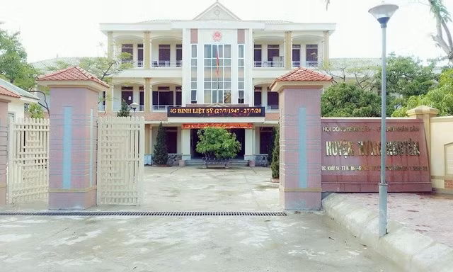 Gây rối ở UBND huyện, một chủ nhà xe bị công an tạm giữ và khám xét nhà riêng