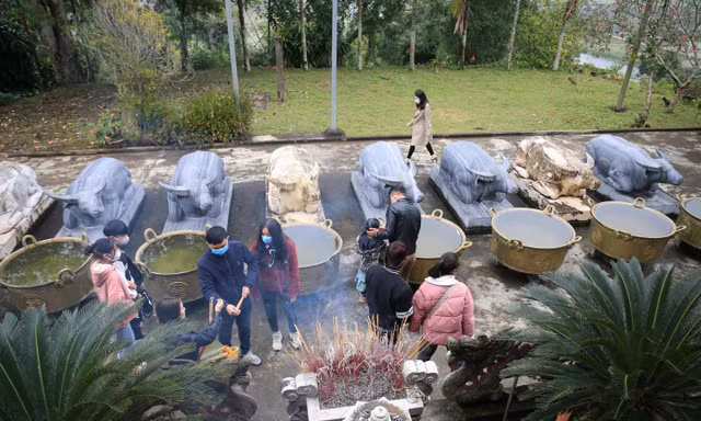 Kỳ bí ngôi đền có 9 con trâu quỳ gối ở miền Tây xứ Nghệ