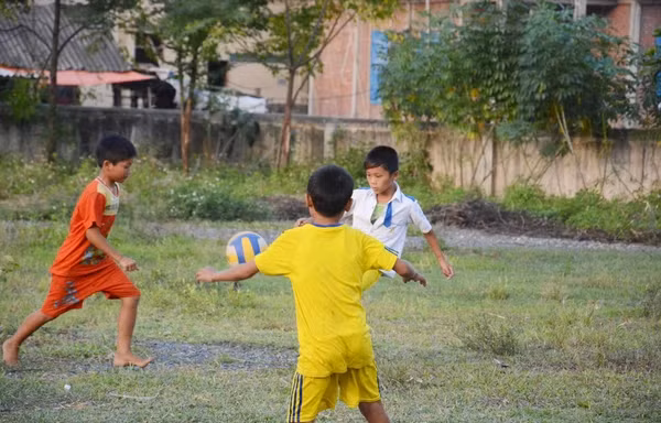 Bé trai 5 tuổi tử vong khi chơi ngoài sân bóng