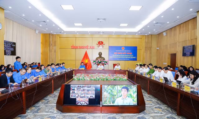 Chủ tịch UBND tỉnh Nghệ An đối thoại với thanh niên về sáng tạo khởi nghiệp, lập nghiệp