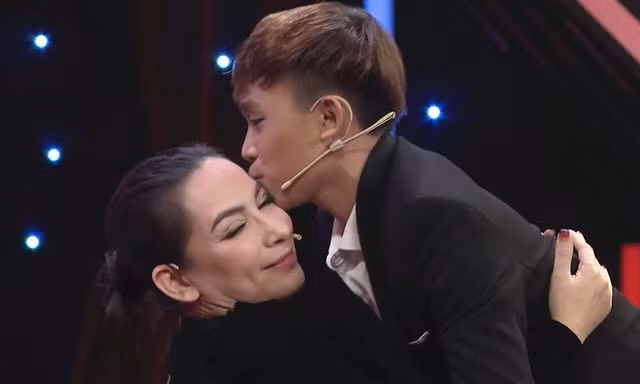Sự thật phía sau bức ảnh Hồ Văn Cường làm cơm cúng giỗ đầu ca sĩ Phi Nhung