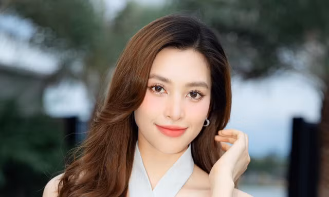 Từ dạo chơi màn ảnh, Hoa hậu Tiểu Vy giờ nâng cấp lên nữ chính phim Tết?