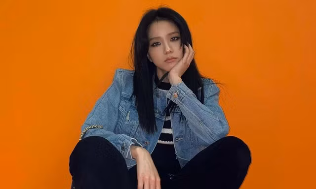 Rất chăm diện quần jeans nhưng trông không hề nhàm chán, đâu là bí quyết của Jisoo?