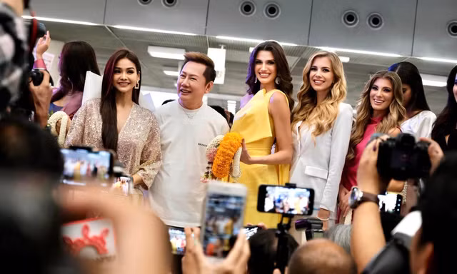 Sau ồn ào với fan Việt, ông Nawat gây tranh cãi vì hành động không đẹp với đương kim Miss Grand International