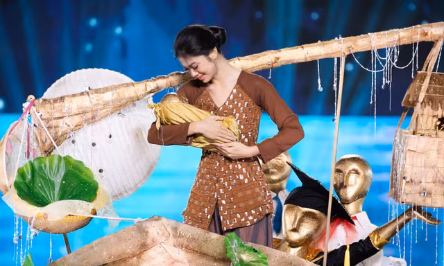 Chỉ là trình diễn thời trang, vì sao Á hậu Minh Kiên lại khiến nhiều người rơi nước mắt?