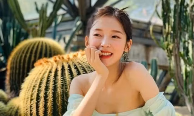 Vì sao nữ idol này đã 22 tuổi mà mặc áo hở vai vẫn bị netizen chê “quá hở hang”?