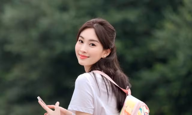 Mải khoe sắc với đồ hiệu, “thần tiên tỷ tỷ” Đặng Thu Thảo gặp ngay sự cố ngại ngùng