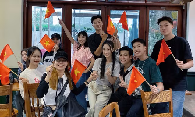 Đi Giữa Trời Rực Rỡ: Cặp đôi bị nghi "phim giả tình thật", không phải Chải - Pu!