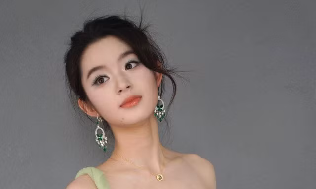 Vụ Hoàng Dương Điền Điềm đeo khuyên tai 8 tỷ đồng: Prada cũng có liên quan?