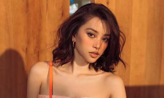Hoa hậu Tiểu Vy khoe mặt mộc đẹp không tì vết nhưng khán giả lại chú ý đến chiếc nhẫn lạ