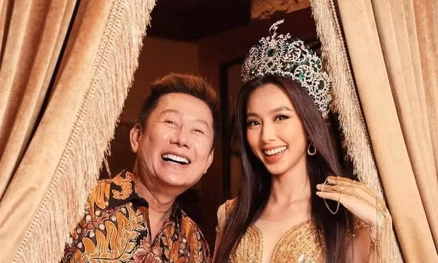 Vẫn gọi ông Nawat là "papa" nhưng vì sao Hoa hậu Thùy Tiên không ra sân bay đón tiếp?