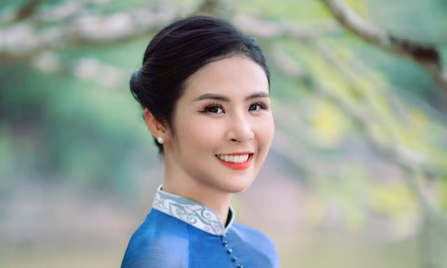 Nàng hậu chăm chỉ nhất V-Biz: Đi nghỉ dưỡng cùng chồng vẫn tranh thủ làm việc