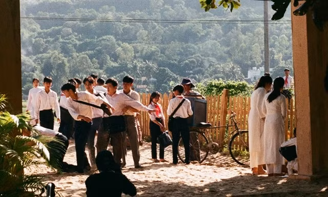 Bồi hồi với lễ khai giảng thời "bố mẹ anh" trong Ngày Xưa Có Một Chuyện Tình