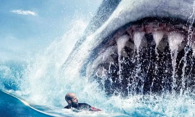 Đến hẹn lại lên, bầy cá mập khổng lồ đang chực chờ khiến khán giả không dám ra biển