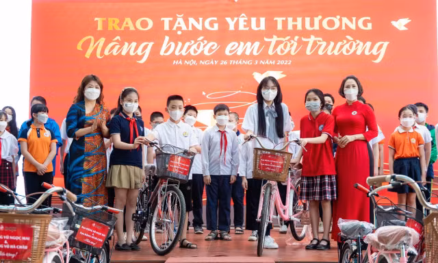 Phó Chủ tịch Tập đoàn DOJI tặng quà cho những hoàn cảnh khó khăn bị ảnh hưởng bởi COVID-19