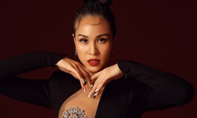 'Sốc' nặng trước bộ váy mới của siêu mẫu Phương Mai: Có phải chiếc váy 'hở bạo' nhất xứ Việt?