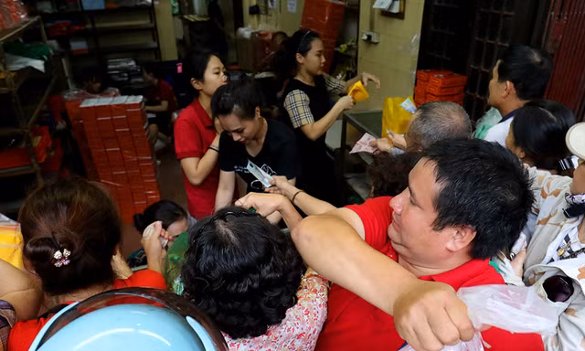 Kẹt xe, tắc đường vẫn rồng rắn chen nhau mua bánh trung thu
